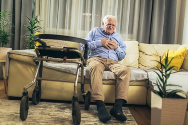 Evde kalp krizi geçiren yaşlı bir adam var.