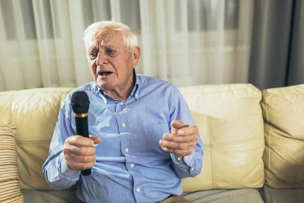 Ανώτερος Άντρας Που Χρησιμοποιεί Μικρόφωνο Και Τραγουδάει Καραόκε — Φωτογραφία Αρχείου