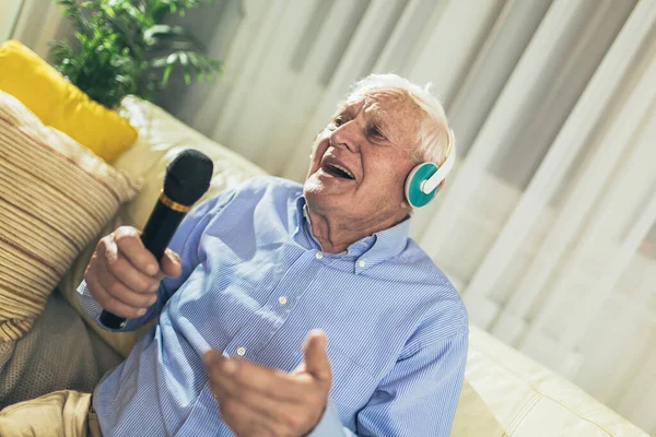 Hombre Mayor Usando Micrófono Cantando Karaoke —  Fotos de Stock