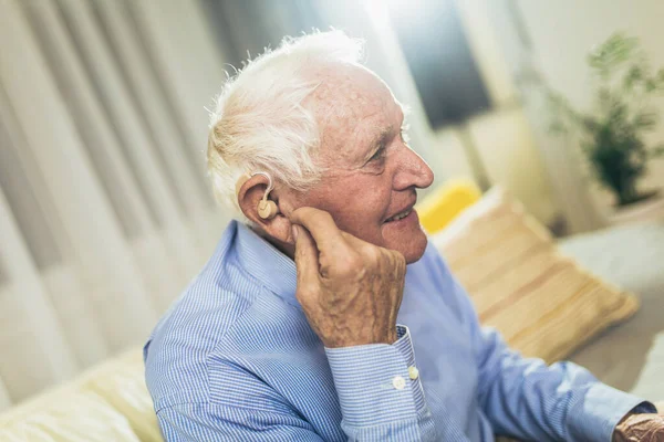 Starší Muž Naslouchátkem — Stock fotografie