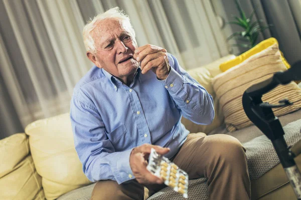 Hombre Mayor Tomando Pastillas Casa —  Fotos de Stock