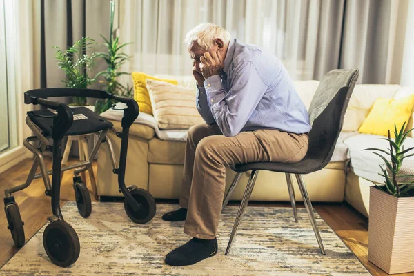 Senior Man Κάθεται Στον Καναπέ Στο Σπίτι Που Πάσχουν Από — Φωτογραφία Αρχείου