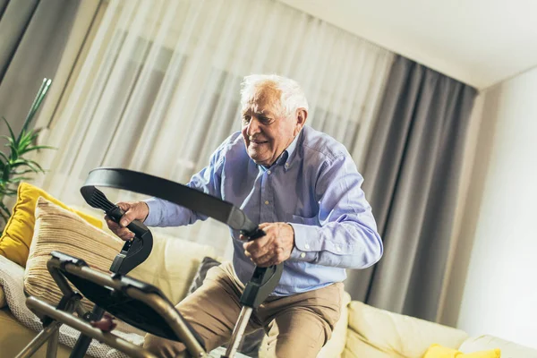 Äldre Farfar Ålderdomshem Med Hjälp Vandrare — Stockfoto