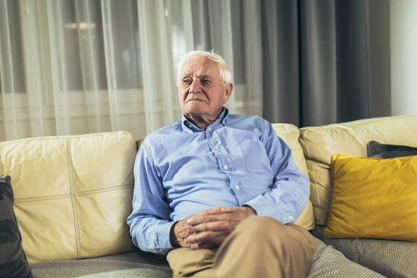Portrét Staršího Muže Sedícího Pohovce Obývacím Pokoji — Stock fotografie