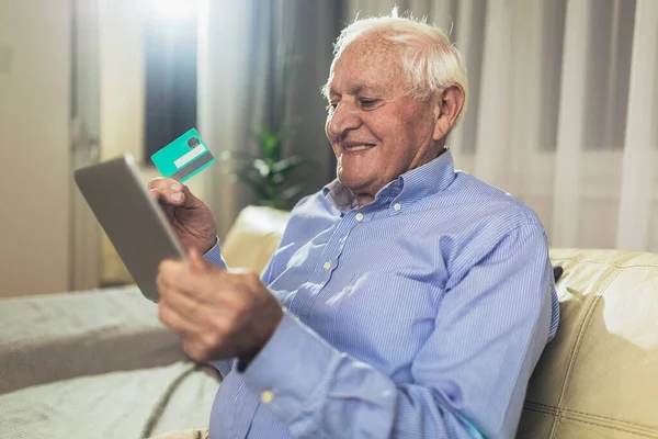 Senior Muž Dědeček Nakupování Line Tabletem Kreditní Kartou Doma — Stock fotografie