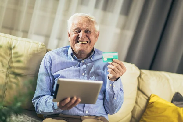 Senior Muž Dědeček Nakupování Line Tabletem Kreditní Kartou Doma — Stock fotografie