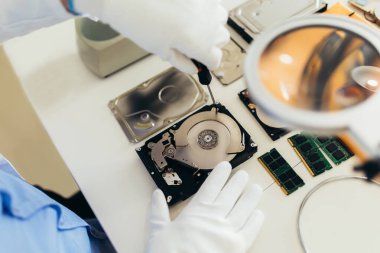 Mühendis bozuk bilgisayar sabit diskini tamir ediyor. Elektronik tamir atölyesi, teknoloji geliştirme konsepti