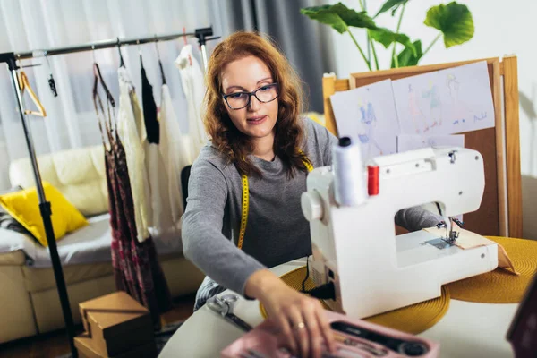 Joyeux Jeune Femme Couture Tout Étant Assis Son Lieu Travail — Photo