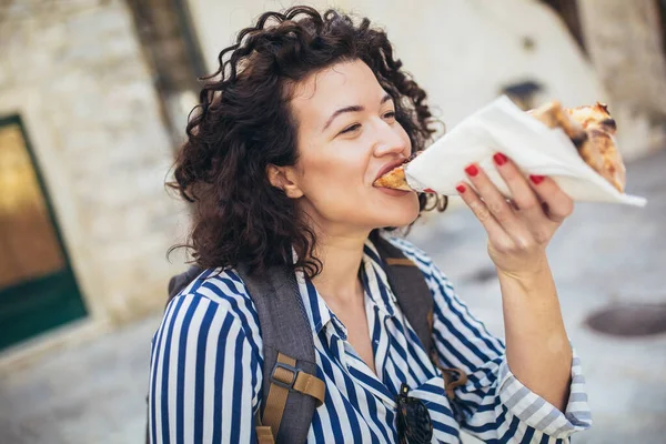 Mooie Jonge Toeristische Vrouw Eten Een Plakje Pizza Outdoor — Stockfoto