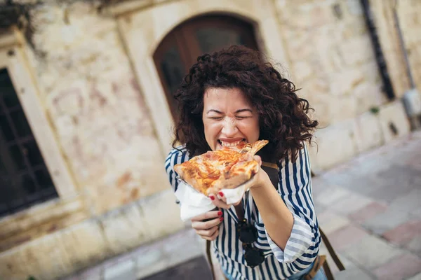 Красивая Молодая Туристка Ест Пиццу Открытом Воздухе — стоковое фото