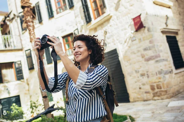 微笑的年轻漂亮的女人在晚上相机旅行照片的摄影师在欧洲城市开心生活肖像的户外夏天 — 图库照片