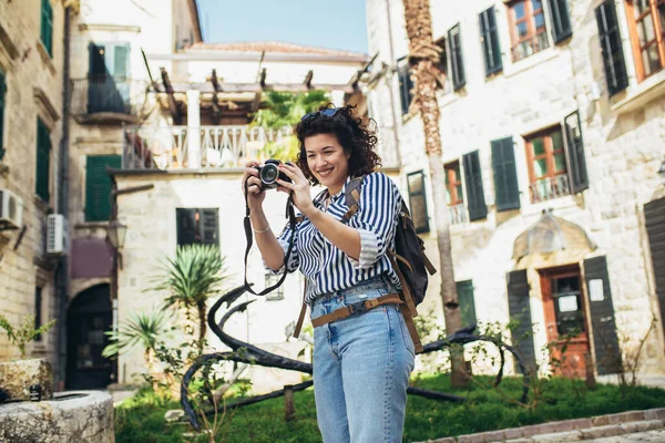 微笑的年轻漂亮的女人在晚上相机旅行照片的摄影师在欧洲城市开心生活肖像的户外夏天 — 图库照片