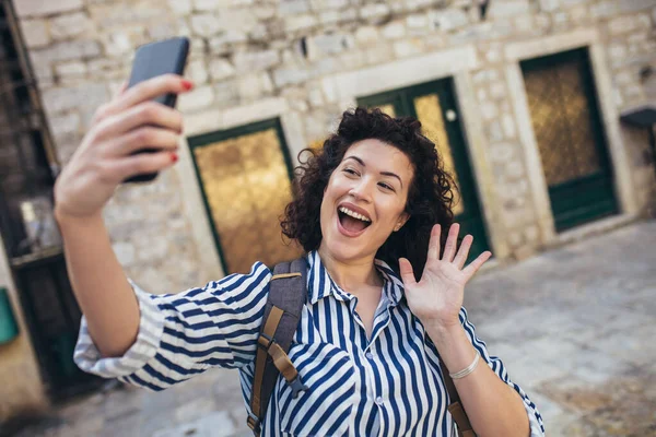 Vrouw Toerist Lopen Straat Maak Selfie Foto — Stockfoto