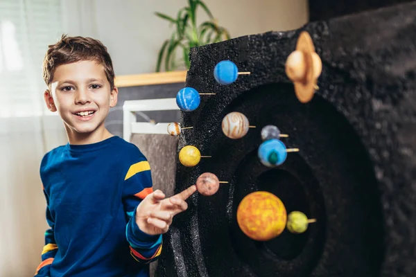 Щасливий Школяр Створює Сонячну Систему Шкільного Наукового Проекту Вдома — стокове фото