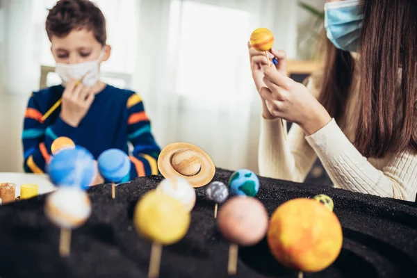 Kinder Mit Schutzmaske Präsentieren Ihr Wissenschaftsprojekt Die Planeten Unseres Sonnensystems — Stockfoto