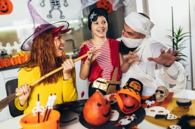 Aile Cadılar Bayramı 'nda evde eğlenir.