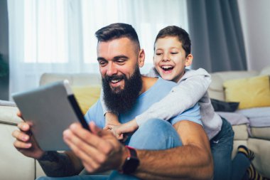 baba ve oğul dijital tablet kullanıyorlar.