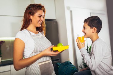 Anne oğlu okul yemeği mutfakta hazırlanması gülümseyen