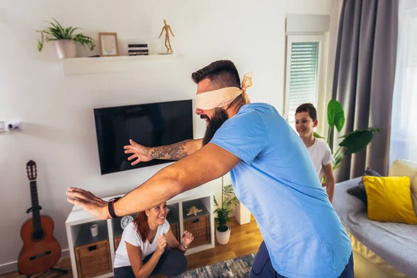 Família Brincando Esconder Procurar Casa Menino Feliz Divertindo Com Mãe — Fotografia de Stock