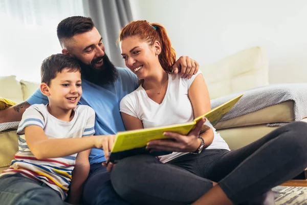 Šťastná Rodina Čtení Příběhu Doma Obývacím Pokoji — Stock fotografie