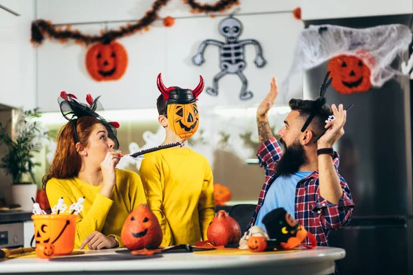 Rodina Baví Době Halloweenu Doma — Stock fotografie