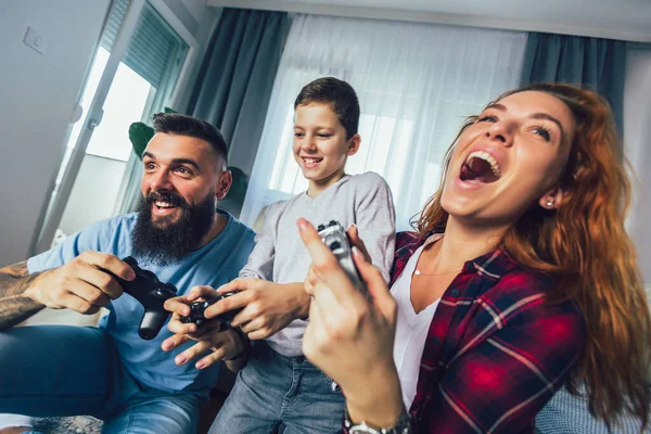 Familia Feliz Jugando Videojuegos Casa Divirtiéndose Juntos — Foto de Stock