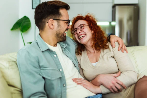 Joven Pareja Feliz Pasar Tiempo Casa — Foto de Stock