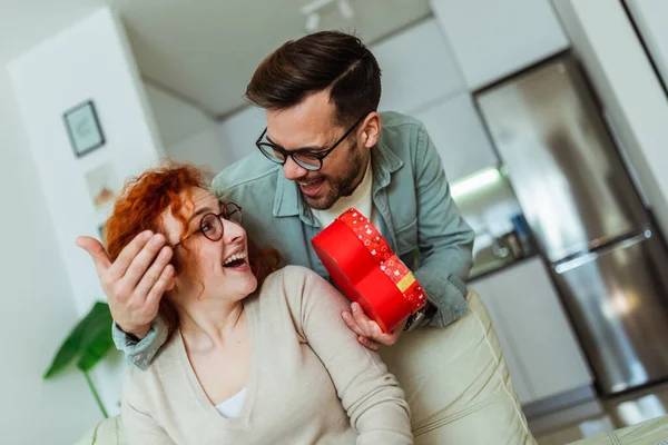 Junges Paar Feiert Hause Den Valentinstag Romantischer Gemeinsamer Tag — Stockfoto