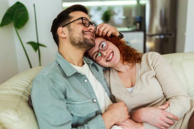 Genç mutlu çift zamanlarını evde geçiriyor.