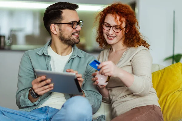 Jong Stel Kopen Internet Met Behulp Van Digitale Tablet Creditcard — Stockfoto