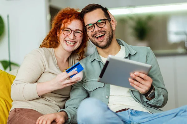 Casal Jovem Comprando Internet Usando Tablet Digital Cartão Crédito — Fotografia de Stock