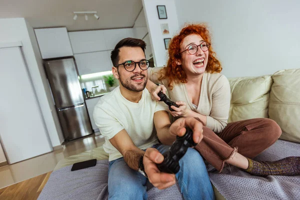 Pareja Cariñosa Están Jugando Videojuegos Casa — Foto de Stock