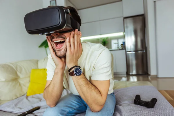 Hombre Con Gafas Realidad Virtual Sala Estar — Foto de Stock