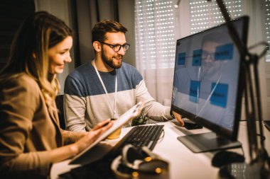 Yeni bir proje üzerinde çalışan bir çift. Gece geç saatlere kadar çalışıyorlar..