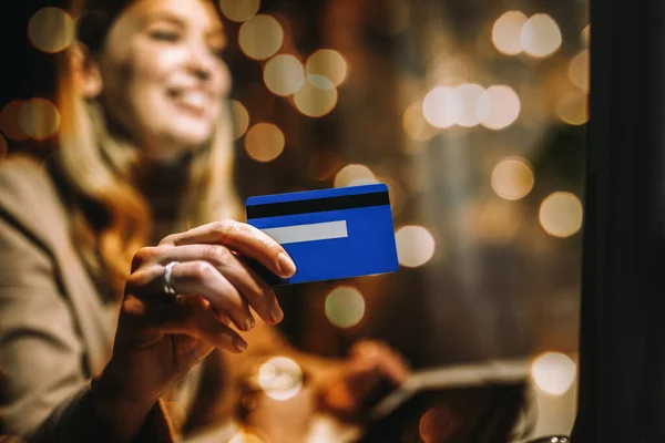 Gelukkig Vrouw Met Credit Card Kopen Line Met Een Computer — Stockfoto