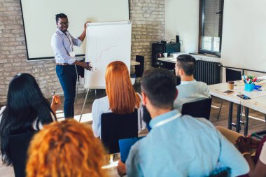 Seminerde bir çok iş görüşmesi için dinleyiciyle konuşan konuşmacı 