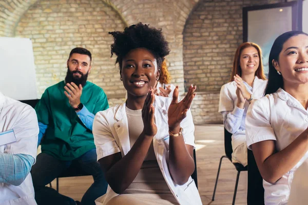 Ärzte Einem Seminar Zur Medizinischen Ausbildung Klatschen Applaus Für Den — Stockfoto