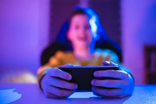 Ragazzo Che Gioca Videogame Smartphone Sera Casa — Foto Stock