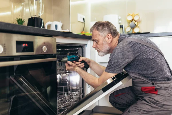 Man Met Gereedschapskist Die Vaatwasmachine Repareert Een Huishouden — Stockfoto