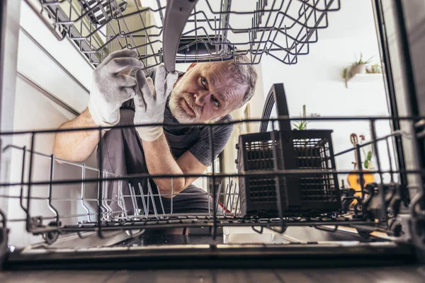 Retrato Del Técnico Masculino Reparación Lavavajillas Cocina — Foto de Stock