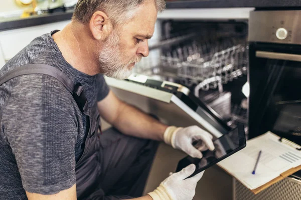 Retrato Del Técnico Masculino Reparación Lavavajillas Cocina —  Fotos de Stock