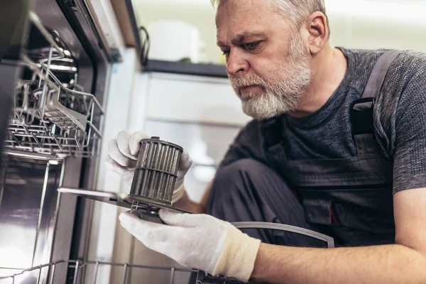 Portret Van Mannelijke Technicus Reparatie Vaatwasser Keuken — Stockfoto