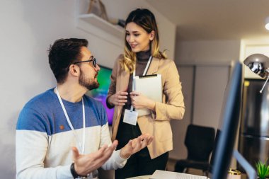 Evde bilgisayar başında çalışan genç bir çift..