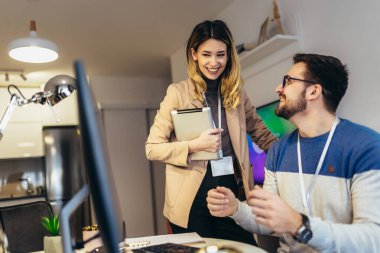 Evde bilgisayar başında çalışan genç bir çift..