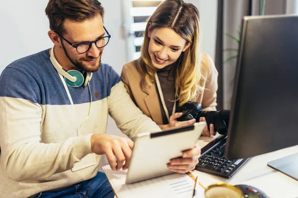 Pareja Joven Haciendo Negocios Juntos Trabajando Casa Ordenador Tableta Digital — Foto de Stock