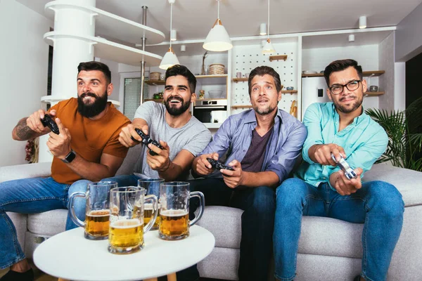 Amistad Tecnología Concepto Ocio Amigos Varones Sonrientes Con Mandos Cerveza —  Fotos de Stock