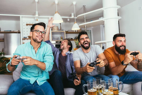 Amistad Tecnología Concepto Ocio Amigos Varones Sonrientes Con Mandos Cerveza —  Fotos de Stock