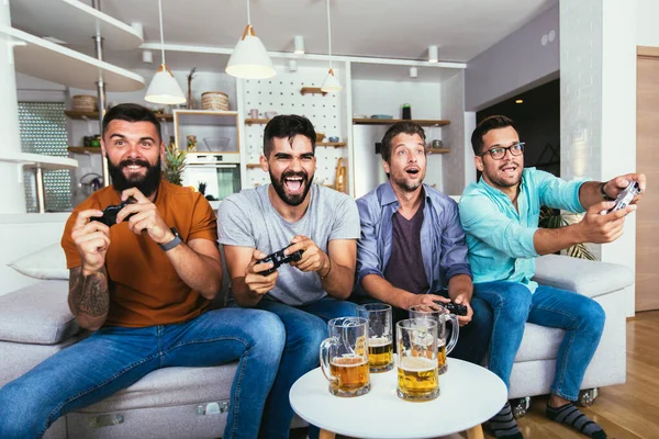 Amistad Tecnología Concepto Ocio Amigos Varones Sonrientes Con Mandos Cerveza —  Fotos de Stock