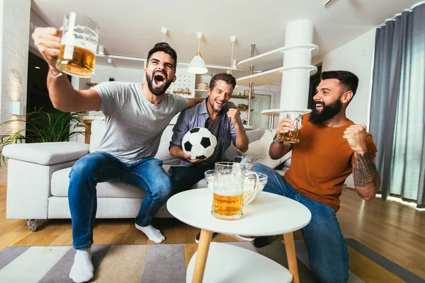 Amigos Emocionados Viendo Partido Fútbol Sosteniendo Cerveza Palomitas Maíz —  Fotos de Stock