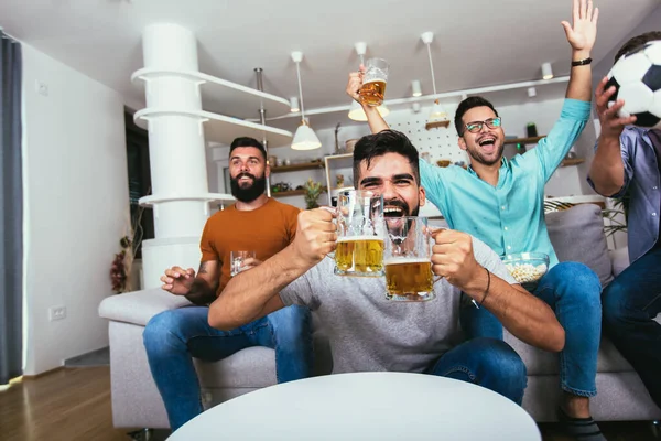 Aufgeregte Freunde Schauen Fußballspiel Und Halten Bier Und Popcorn Der — Stockfoto